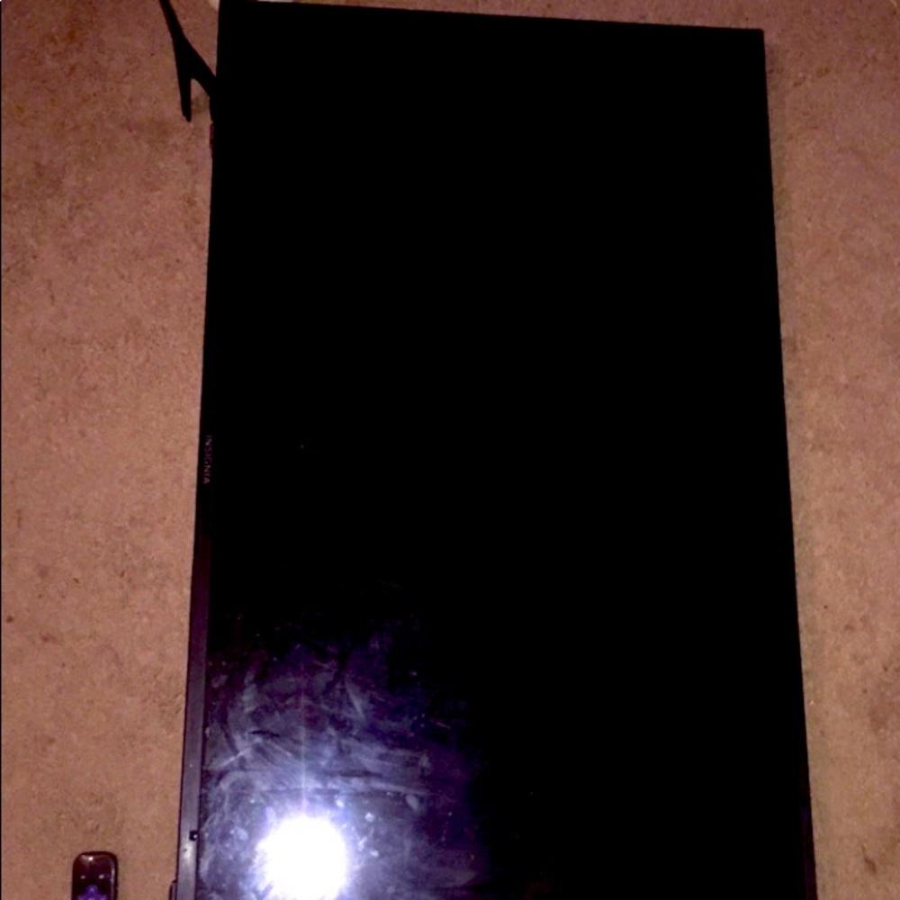 Black insignia roku has tv. 55”. With remote